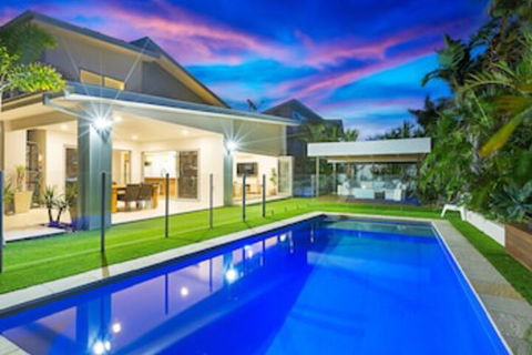 Beachside Holiday Escape - Queensland Tourism 0