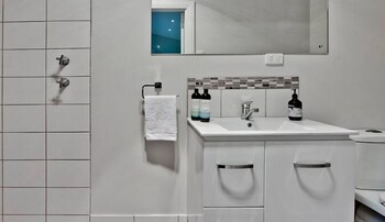 Adelaide 4 Bedroom House With Pool - QLD Tourism 6