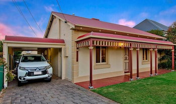 Adelaide 4 Bedroom House With Pool - QLD Tourism 1