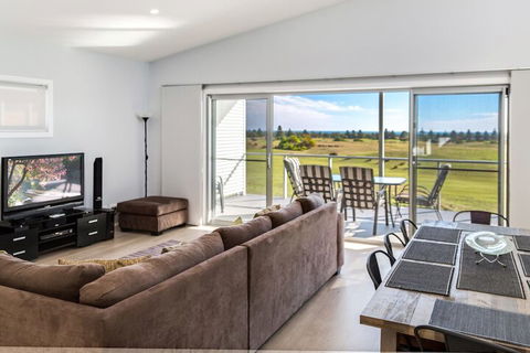 Time Away 50 Turnberry Drive - QLD Tourism 6