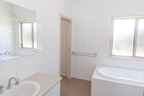 Golfers Paradise 52 Huntingdale Drive - QLD Tourism 6