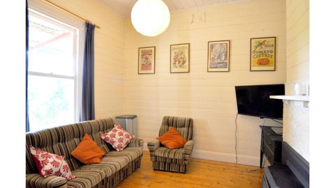 MY Fair Lady External Bathroom PET Friendly - QLD Tourism 5