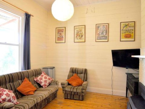 MY Fair Lady External Bathroom PET Friendly - QLD Tourism 2