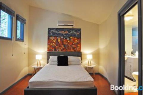 Surf Sounds Free Wifi PET Friendly Surf Side! - QLD Tourism 4