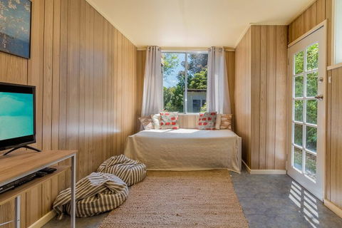 Inverloch Beach HUT Close TO Beach & Shops! - QLD Tourism 3
