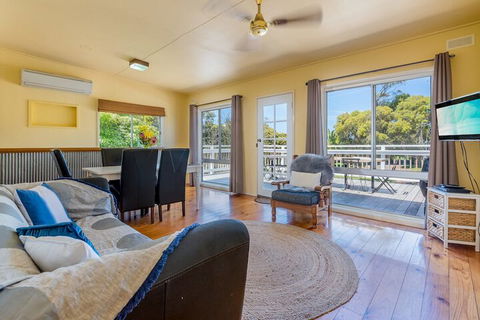 Inverloch Beach HUT Close TO Beach & Shops! - QLD Tourism 7