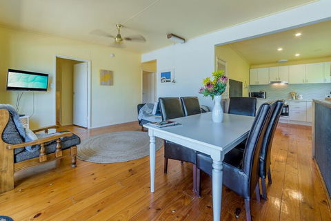 Inverloch Beach HUT Close TO Beach & Shops! - QLD Tourism 5