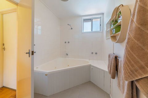 Inverloch Beach HUT Close TO Beach & Shops! - QLD Tourism 2