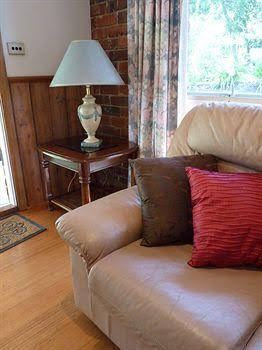 Australian Home Away At Eltham Venn Cottage - QLD Tourism 5