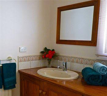 Australian Home Away At Eltham Venn Cottage - QLD Tourism 3