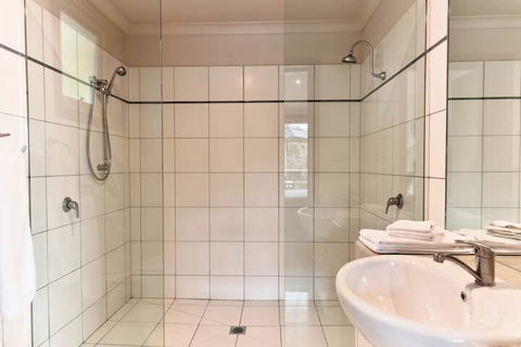 Eugenies Luxury Accommodation - QLD Tourism 5