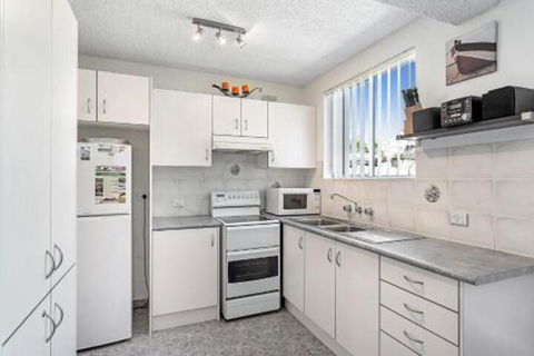 Sunset Court Unit 1 / 3 Resthaven Avenue - QLD Tourism 6