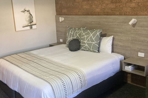 Hamilton's Henry Parkes Motor Inn, Parkes - QLD Tourism 4