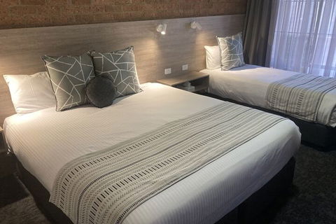 Hamilton's Henry Parkes Motor Inn, Parkes - QLD Tourism 1