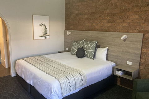 Hamilton's Henry Parkes Motor Inn, Parkes - QLD Tourism 7