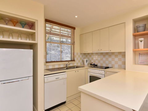 Villa Shiraz Located Within Cypress Lakes - Queensland Tourism 2