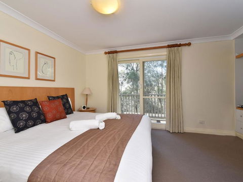 Villa Shiraz Located Within Cypress Lakes - Queensland Tourism 4