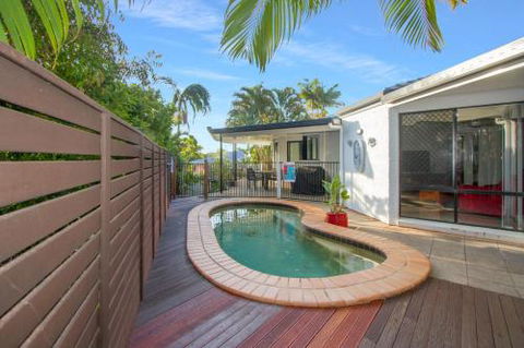 Relax At Coolum - Queensland Tourism 4