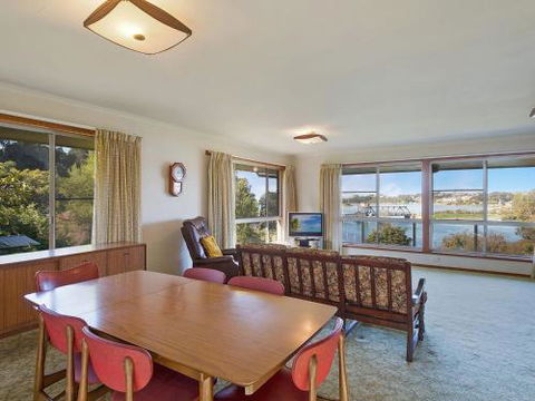 2 Water Crescent Retro Haven - QLD Tourism 5