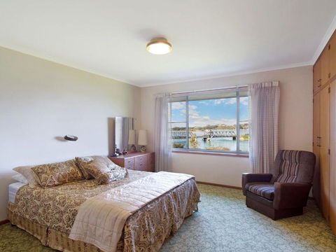 2 Water Crescent Retro Haven - QLD Tourism 3