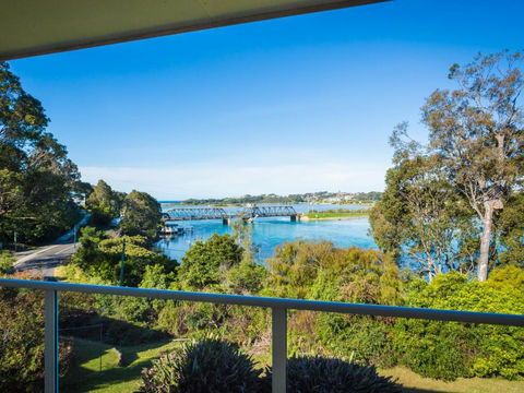 2 Water Crescent Retro Haven - QLD Tourism 6