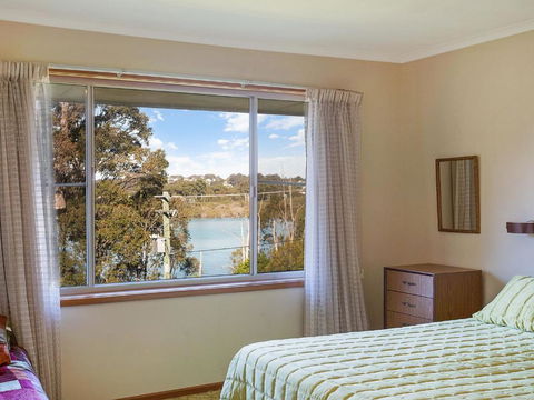 2 Water Crescent Retro Haven - QLD Tourism 4