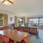 2 Water Crescent Retro Haven - QLD Tourism 0