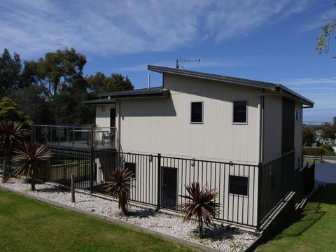 Luxury Near Old Pier Beach - QLD Tourism 6