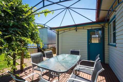Pet Friendly Beach Cottage At Ballingalla - QLD Tourism 2
