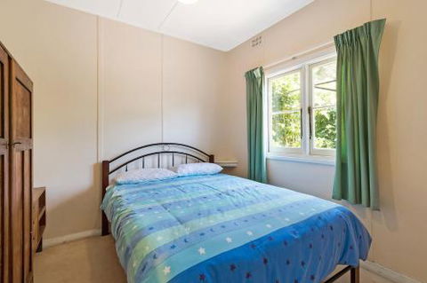 Pet Friendly Beach Cottage At Ballingalla - QLD Tourism 6