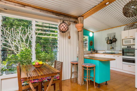 A SWEET ESCAPE Beachcombers Cottage Beachfront - Queensland Tourism 3