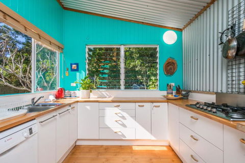 A SWEET ESCAPE Beachcombers Cottage Beachfront - Queensland Tourism 1