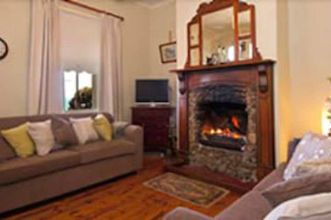 Charlie Bates Cottage - Queensland Tourism 2