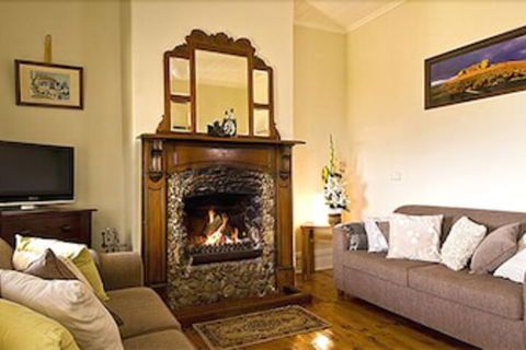 Charlie Bates Cottage - Queensland Tourism 1