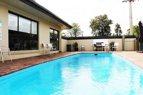 Boulevard Motor Inn - QLD Tourism 1