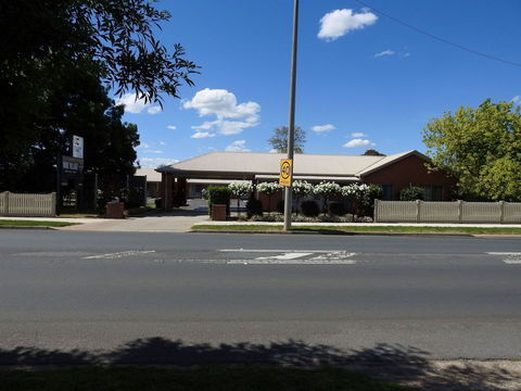 Wine Village Motor Inn - Queensland Tourism 2