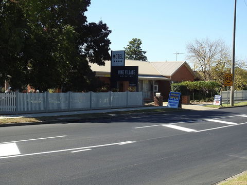 Wine Village Motor Inn - Queensland Tourism 5