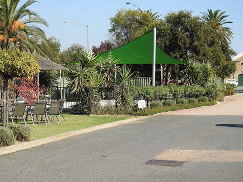 Wine Village Motor Inn - Queensland Tourism 3