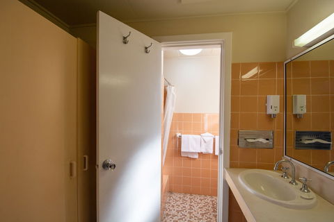 Midcity Motor Lodge - QLD Tourism 6