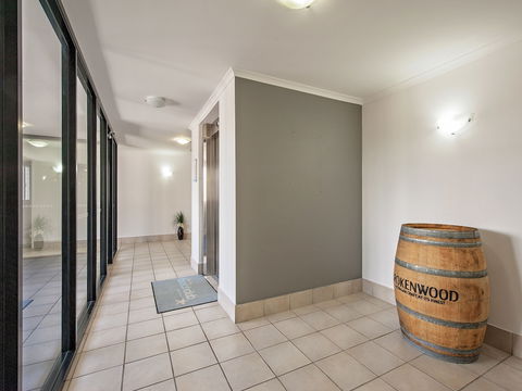 Shoal Bay Beachclub Apartments - QLD Tourism 0