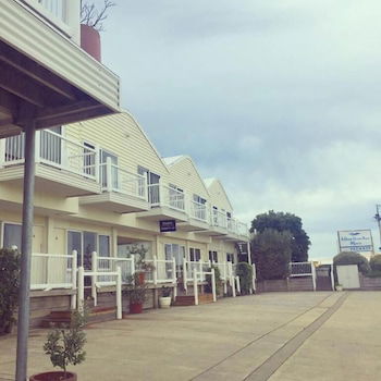 A Great Ocean View Motel - QLD Tourism 0