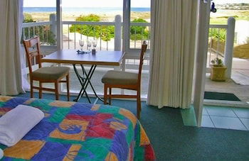 A Great Ocean View Motel - QLD Tourism 3