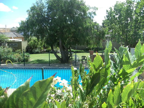 Parkwood Motel And Apartments - QLD Tourism 1