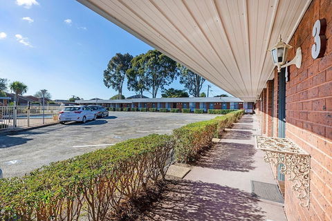 Burwood East Motel - Queensland Tourism 1