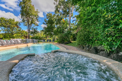 Beachfront Apartments On Trinity Beach - QLD Tourism 3