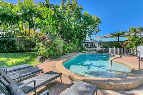 Beachfront Apartments On Trinity Beach - QLD Tourism 4