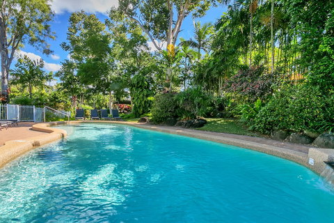 Beachfront Apartments On Trinity Beach - QLD Tourism 2