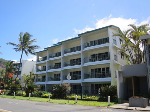Beachfront Apartments On Trinity Beach - QLD Tourism 1
