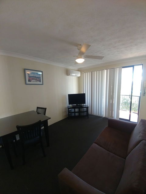 Chevron Palms Holiday Apartments - Queensland Tourism 5