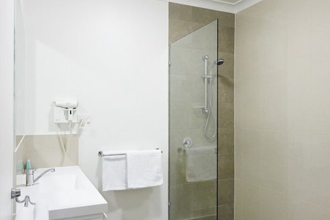 Oxley Court Serviced Apartments - QLD Tourism 4